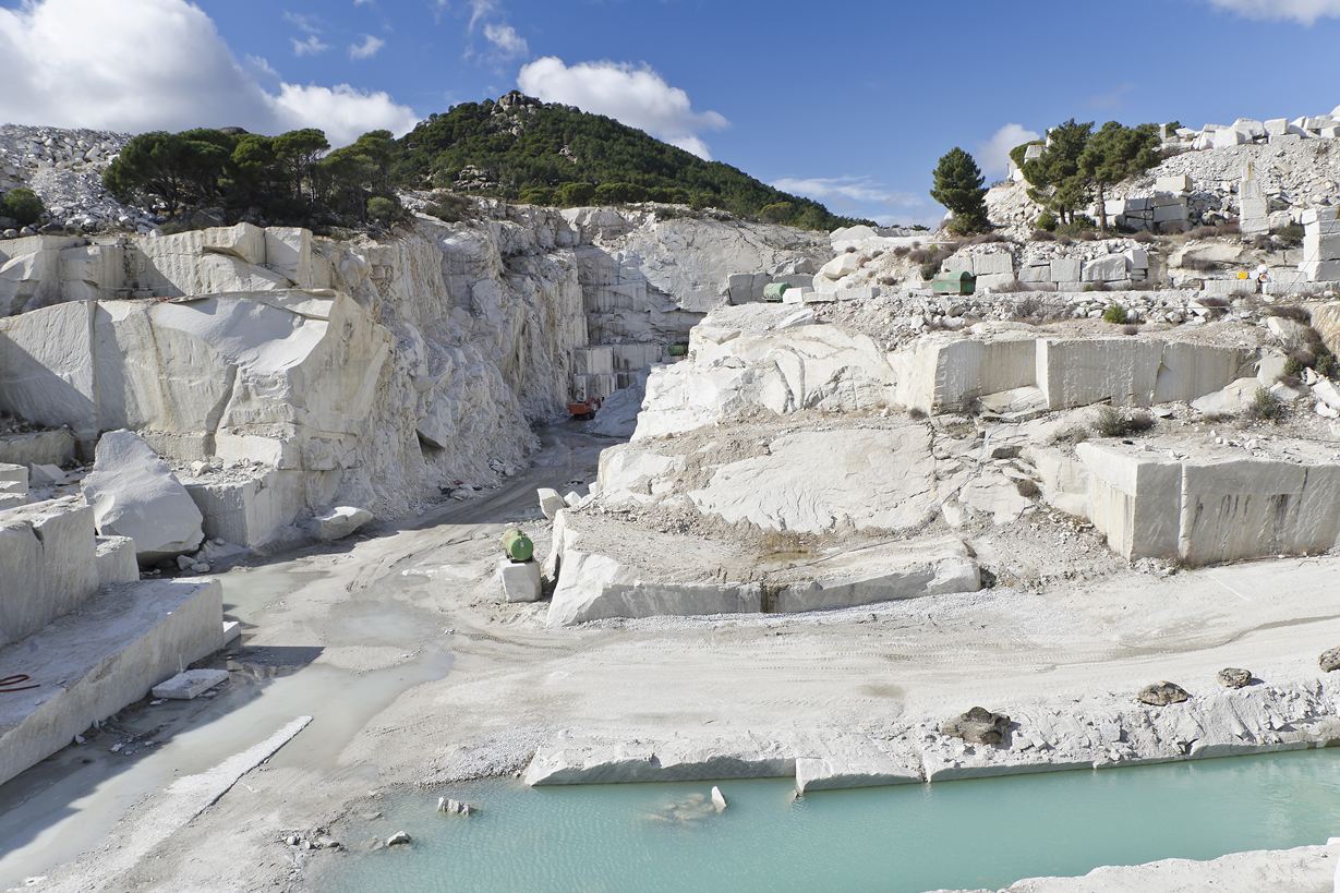 Lom na slunci, před ním jezero
