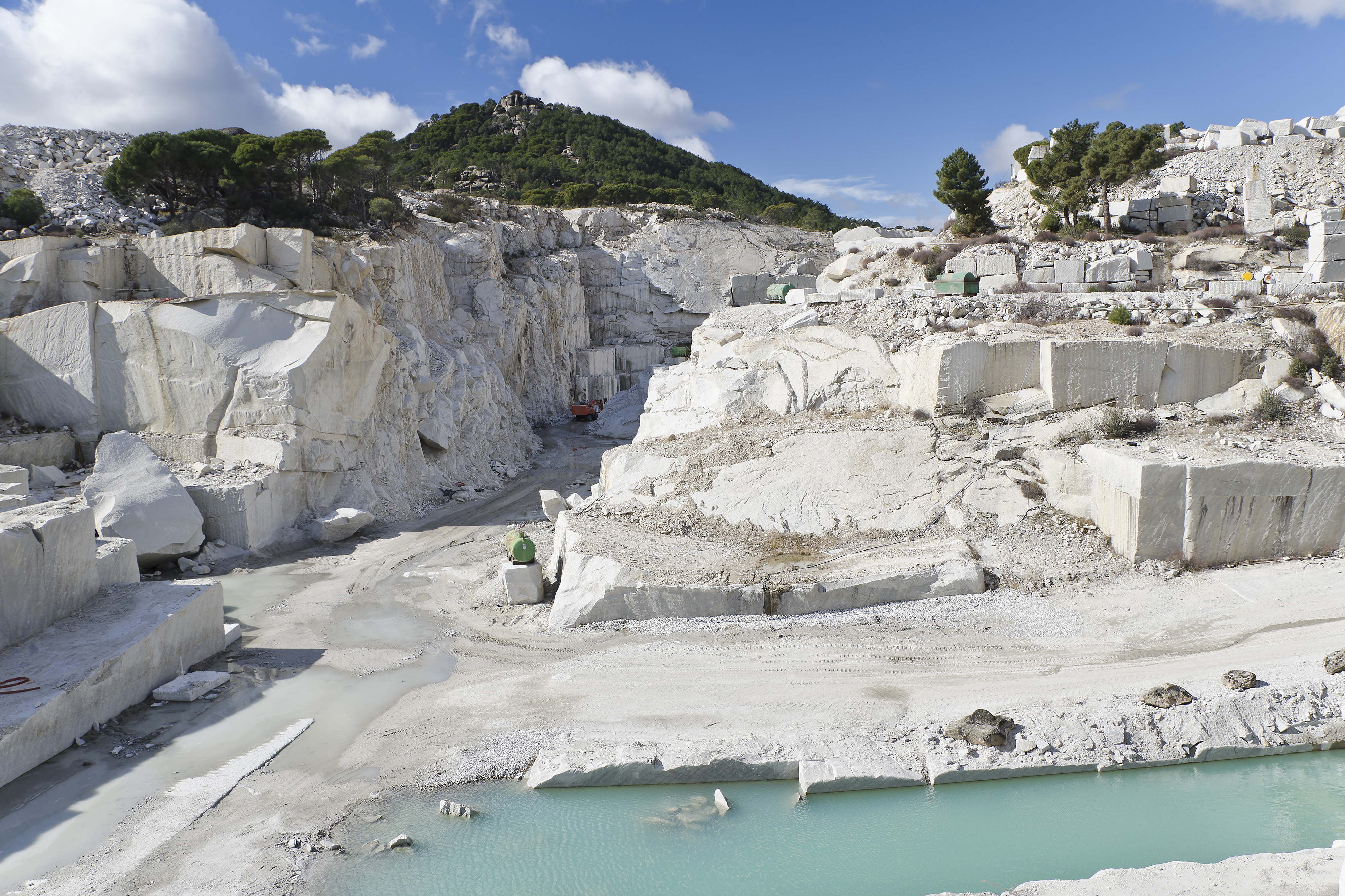 Lom na slunci, před ním jezero