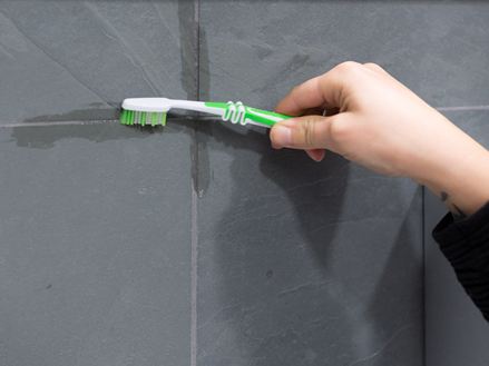 Čištění kloubů zubním kartáčkem