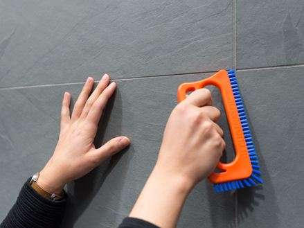 Fuginator - kartáč na čištění spár