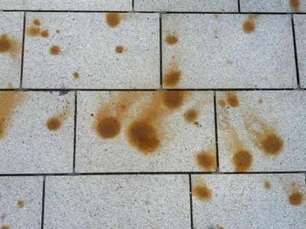 Žulové desky s odlupujícími se a rezavými skvrnami