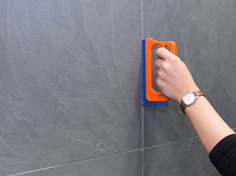 Čištění spár pomocí zařízení Fuginator