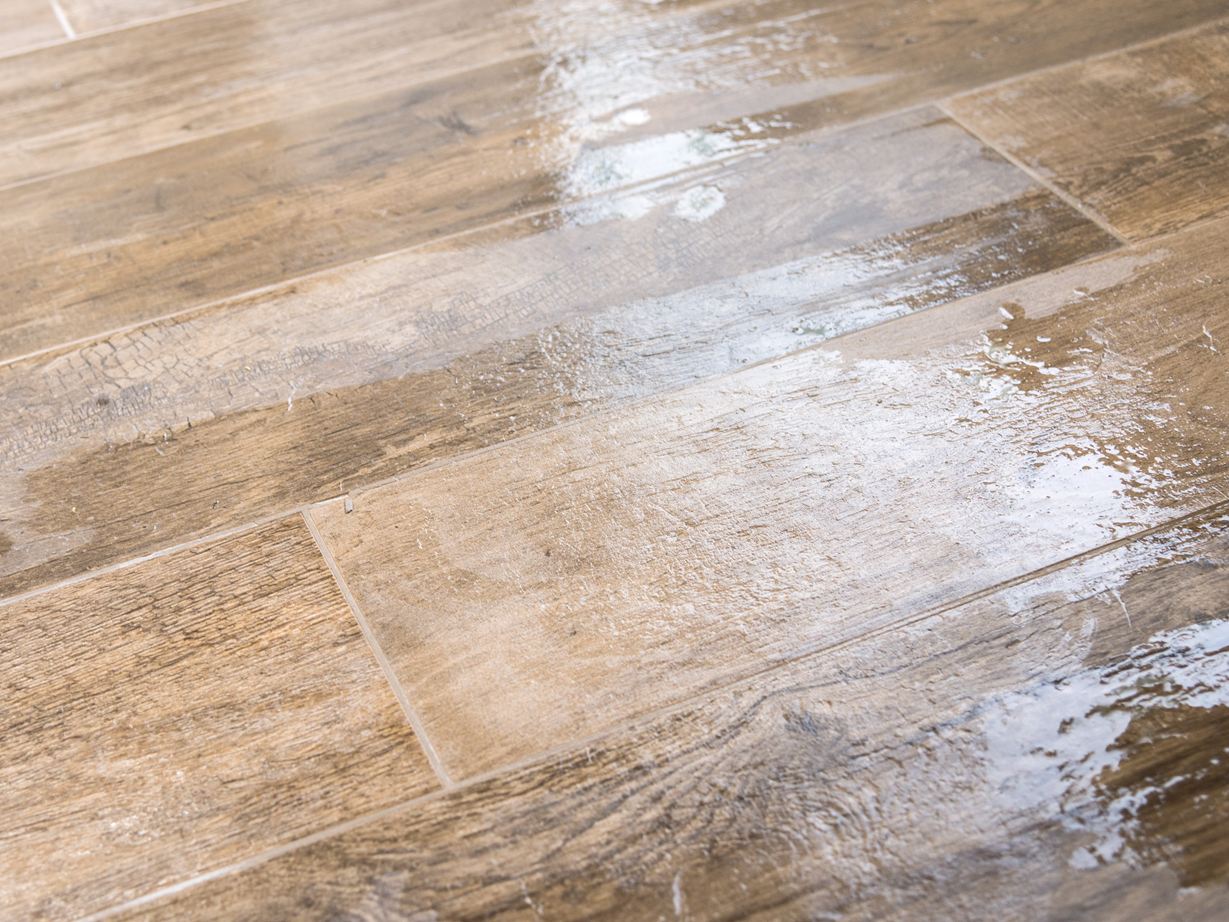 Mokrá jemná kamenná podlaha po čištění