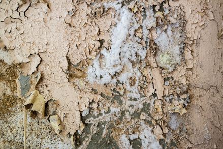 Přírodní kámen s větracími otvory