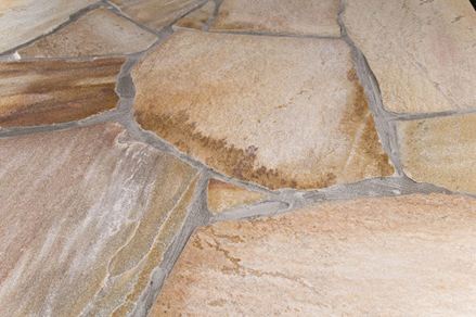 Polygonální desky v béžovo-oranžové barvě fotografované z blízka