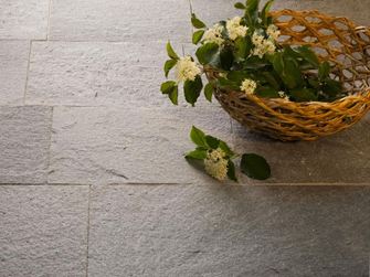 Terasové desky z kvarcitu s ozdobným košem a rostlinami