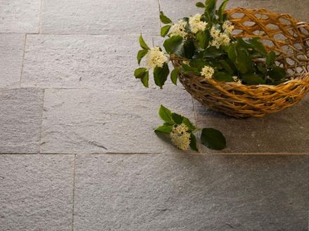 Terasové desky z kvarcitu s ozdobným košem a rostlinami