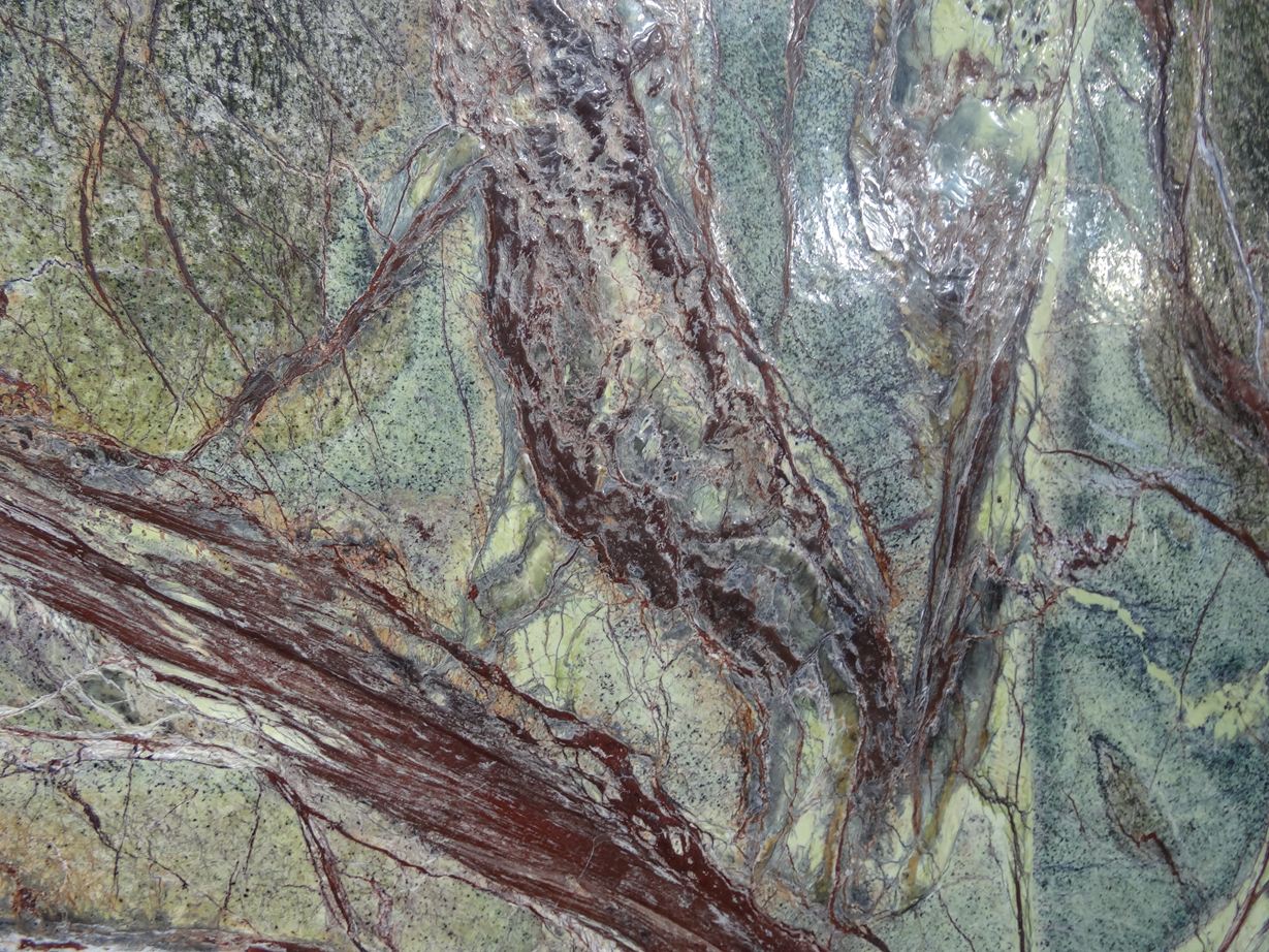 Mramor v jasných barvách od červené po zelenou