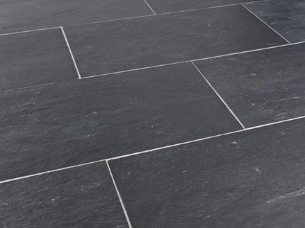 Pokládka břidlicových dlaždic s bílými spárami