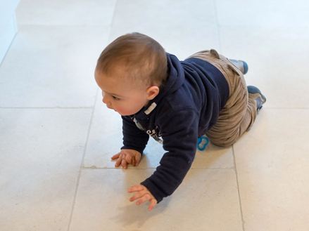 Cleopatra Light s lezoucím dítětem