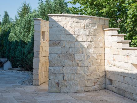 Ochlazení smyslů: venkovní sprcha z travertinu