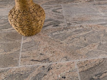 Dlaždice Juparana Colombo v červenošedé barvě s hnědou dekorativní vázou