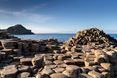 Čedičové sloupy Giant's Causeway za dobrého počasí, moře v pozadí