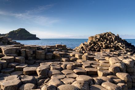 Čedičové sloupy Giant's Causeway za dobrého počasí, moře v pozadí