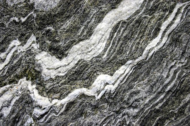 Gneiss s fascinujícími barevnými přechody v detailním záběru