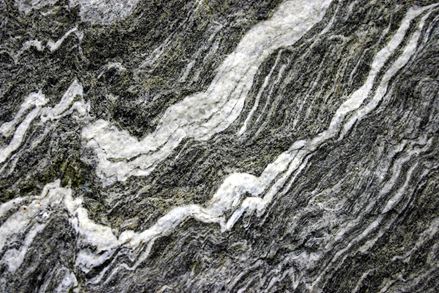 Gneiss s fascinujícími barevnými přechody v detailním záběru