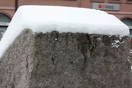 Tvrdé kameny, jako je žula, odolávají sněhu a ledu.