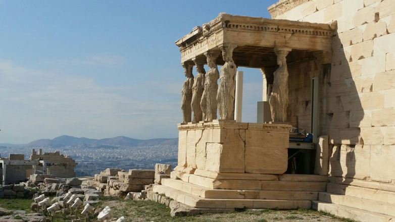 Starověká zřícenina z přírodního kamene v Řecku