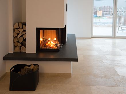 Krb s přihrádkou na dřevo a podlahou Medium Line Travertin