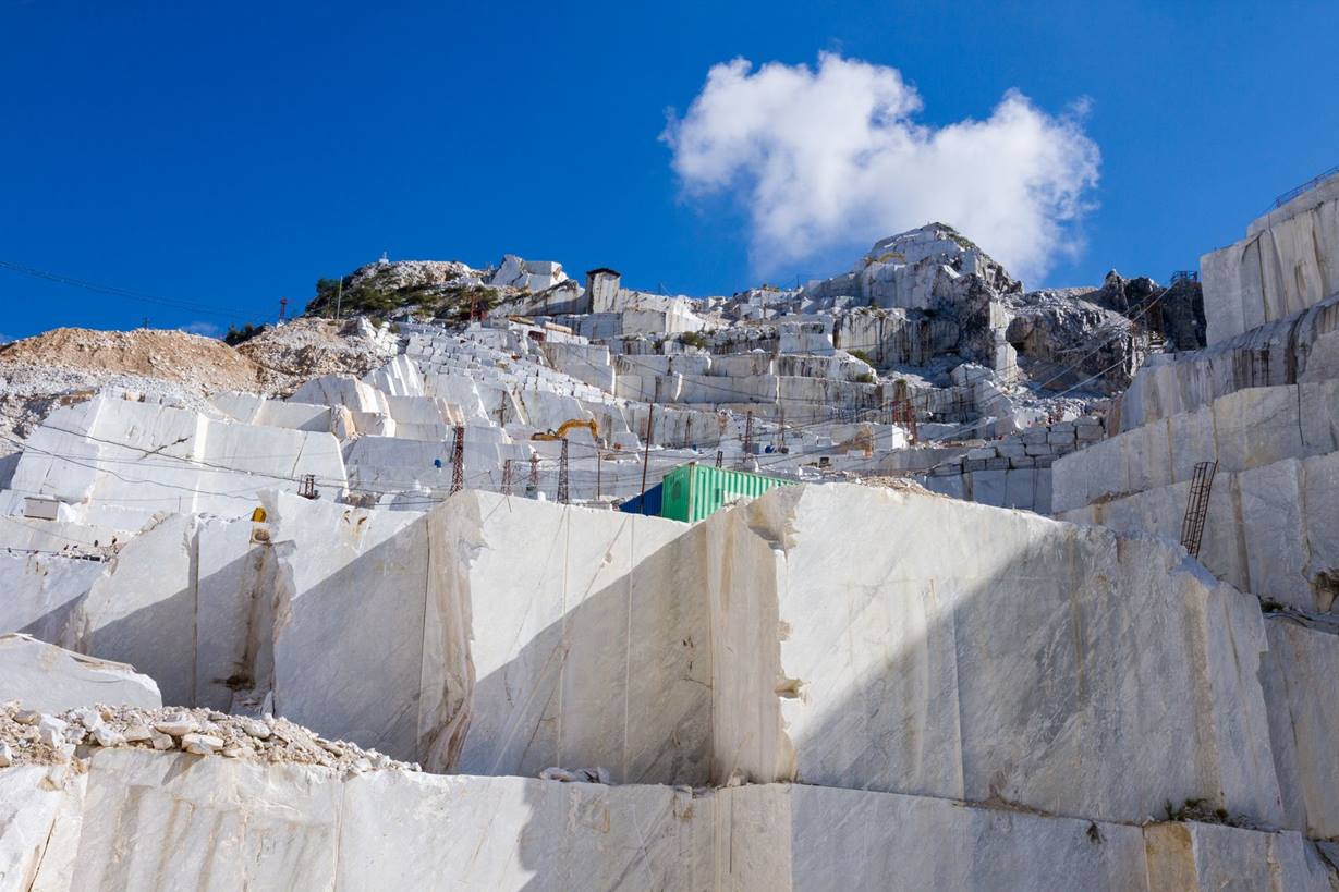 Mramorový lom Carrara lom fotolia Giuliano Del Moretto