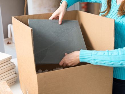 Zaměstnanec balí vzorek přírodního kamene do krabice