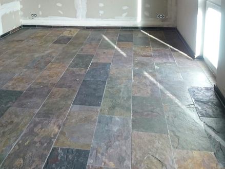 Práce probíhají: položená břidlicová podlaha se na položeném povrchu rozvine.