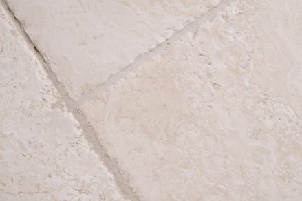 Travertin s dlátovými hranami