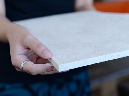 Travertinová dlažba s řezanou hranou