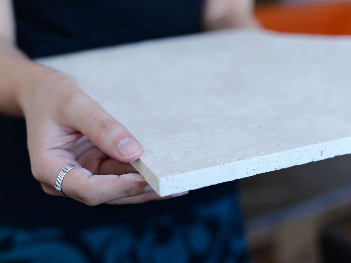 Travertinová dlažba s řezanou hranou