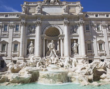 Bílá mramorová fontána di Trevi gdvcom