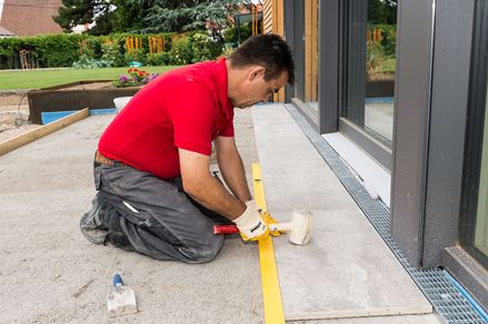 terasové desky z jemné kameniny instalace poklepem v sopro