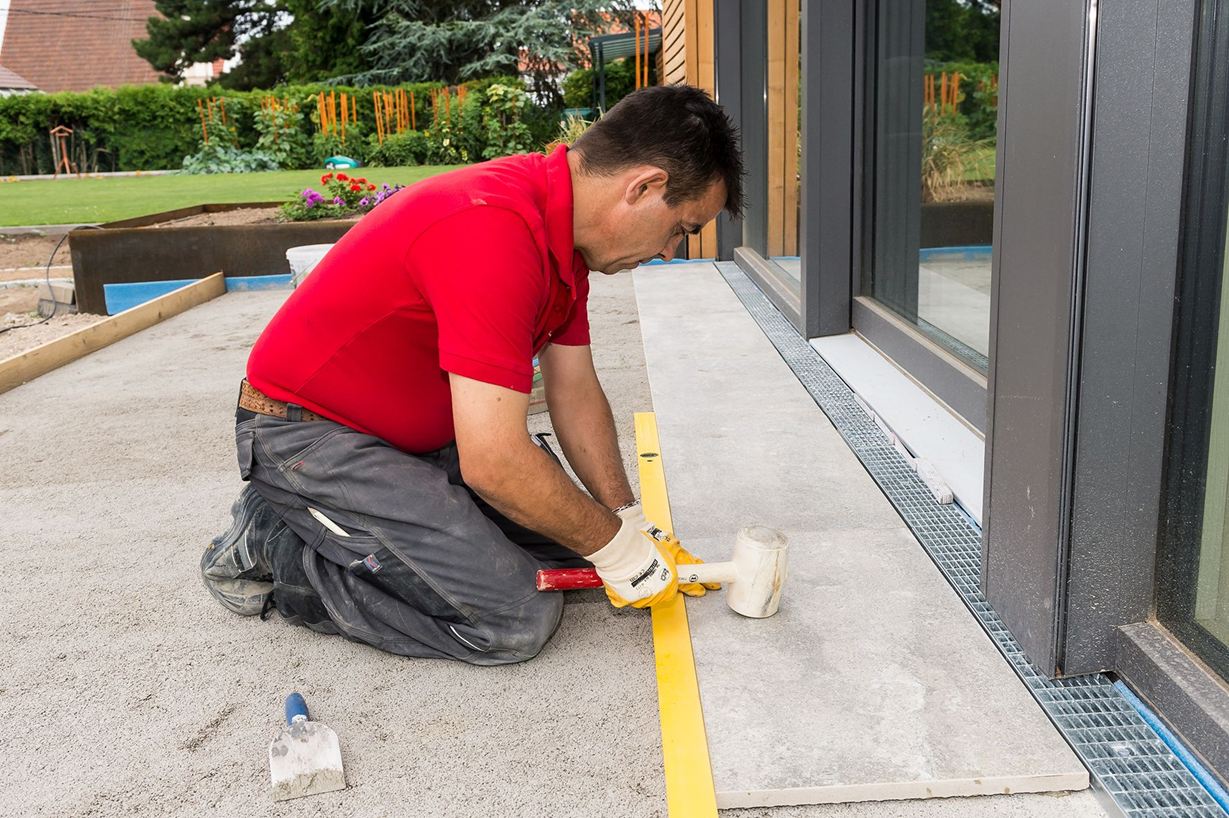 terasové desky z jemné kameniny instalace poklepem v sopro