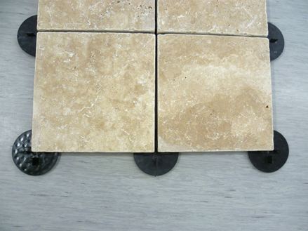 Několik kamenných desek na kůlech