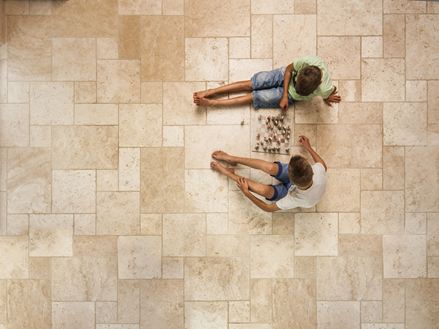 Travertinové Light v římské vazbě s hrajícími si dětmi