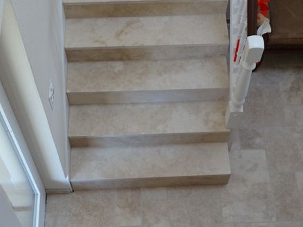 Schody s univerzálními dlaždicemi Travertin Light