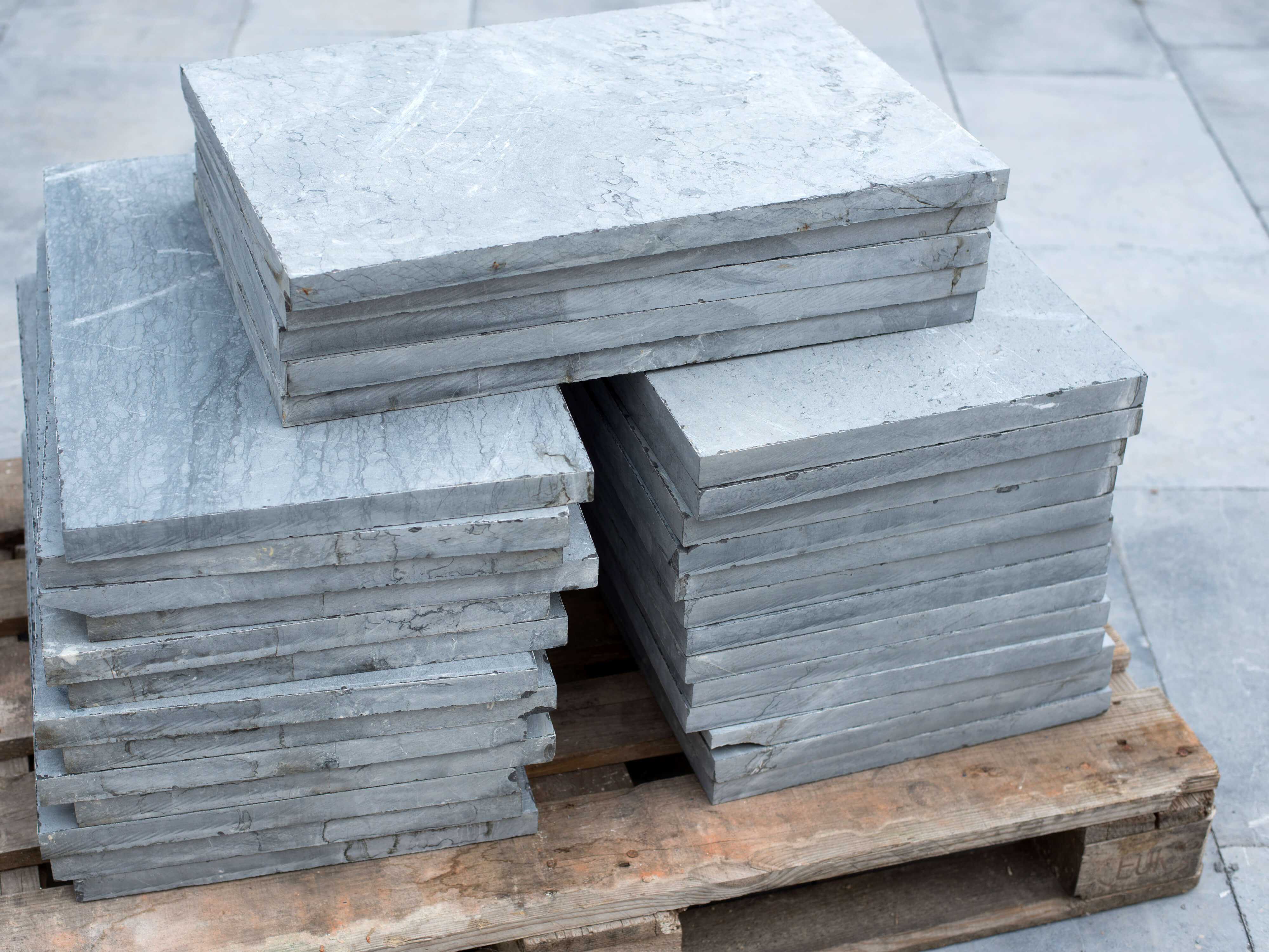 Několik modrokamenných desek na paletě