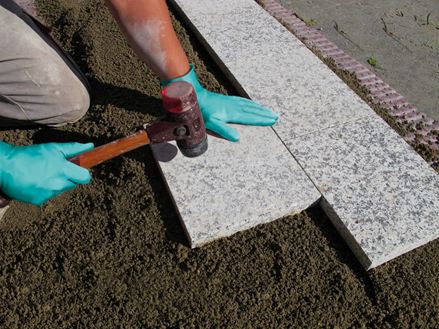 Desky se pokládají na štěrkový podklad z jednozrnné malty.