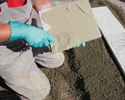 Malta s jedním zrnem na štěrkové podkladové vrstvě malý řez