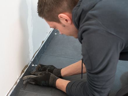 Obkladač instaluje podlahové lišty