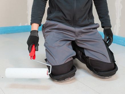 Obkladač nanáší na potěr základní nátěr