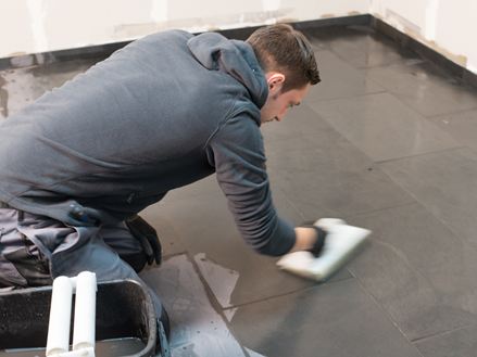 Obkladač čistí podlahu