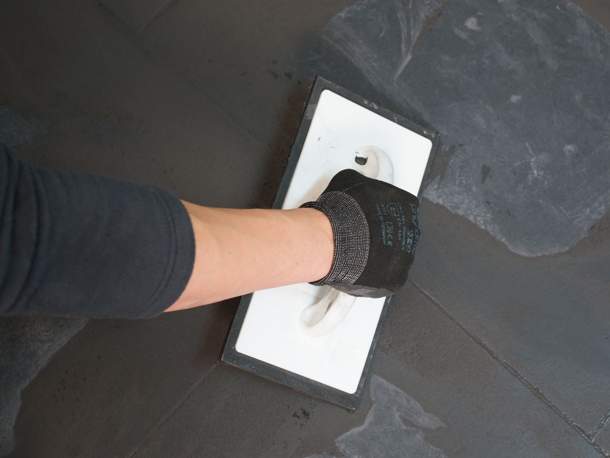 Spáry tmavých dlaždic jsou vyplněny