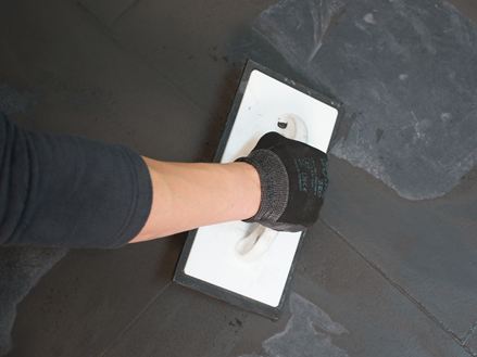 Spáry tmavých dlaždic jsou vyplněny