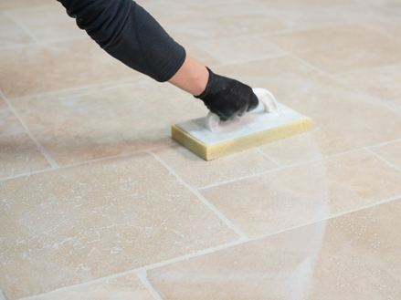 Spárovací malta se z položených travertinových dlaždic smývá houbičkou.