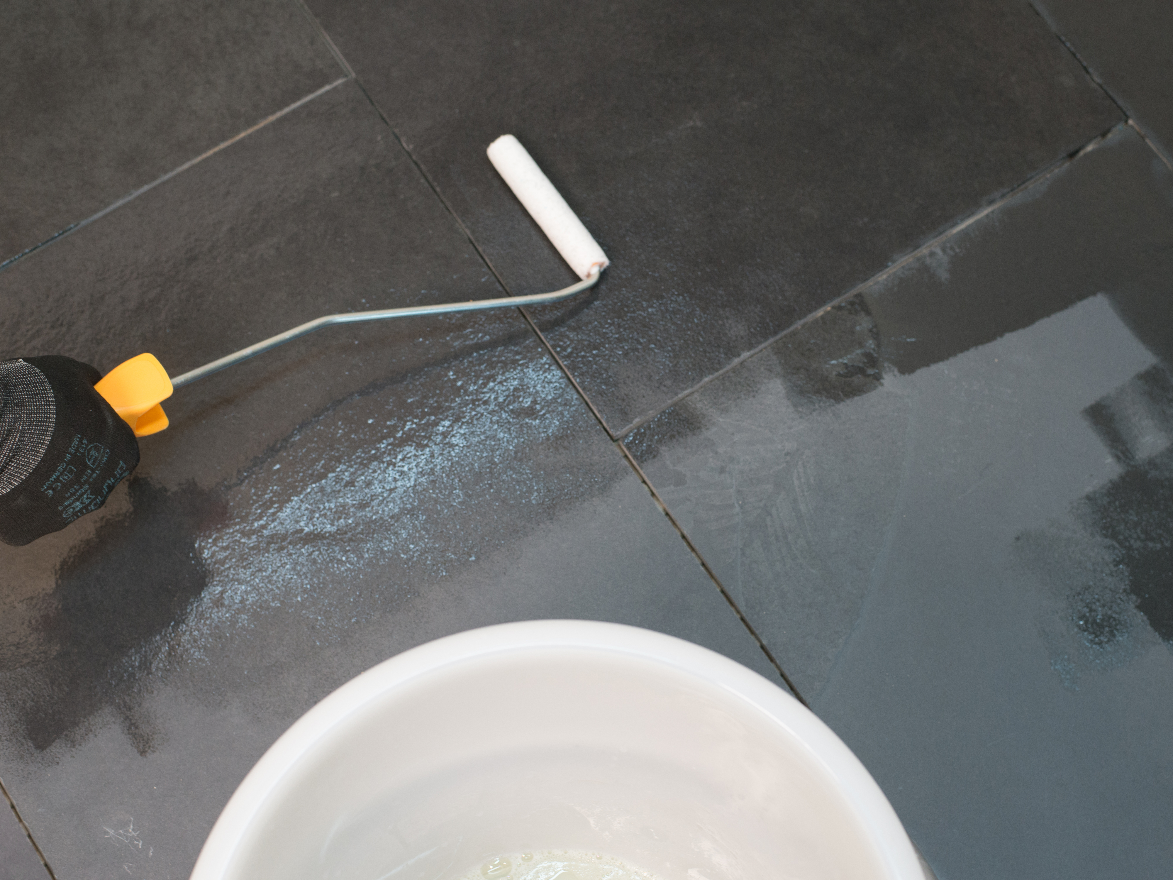 Impregnační prostředek se na položený kámen nanáší válečkem.