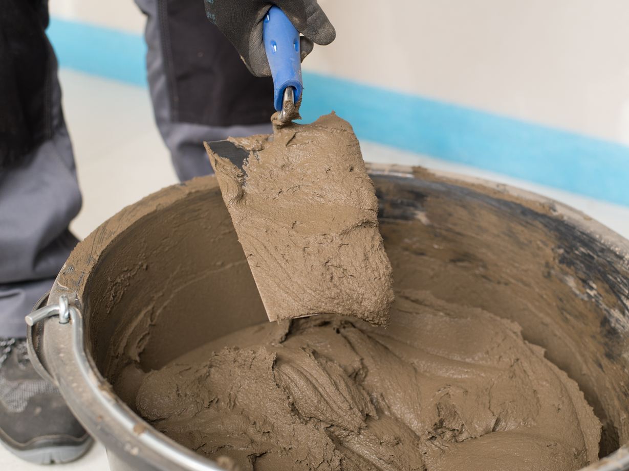 Stěrka s lepidlem na přírodní kámen