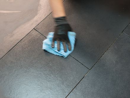 Přebytečný impregnační prostředek odstraňte ručně hadříkem.