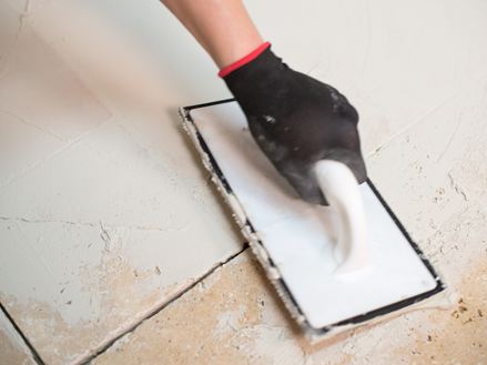 Vyplňování otvorů v travertinu