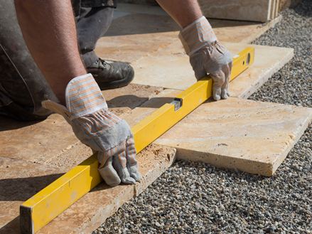 Vodováha pro pokládku travertinových desek