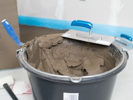 Kbelík lepidla na přírodní kámen a zubová stěrka